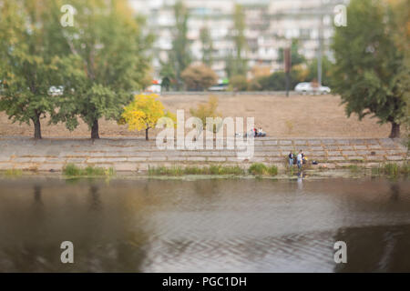 Am Abend auf dem Kanal. Weich und unscharf Stadtbild. Natürliche optische Tilt Shift Foto. Stockfoto