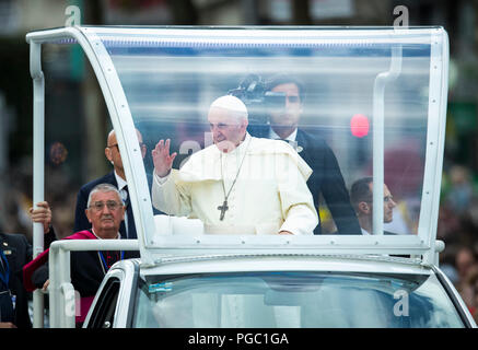 Papst Franziskus Wellen an den wartenden Massen auf der O'Connell Street, Dublin, als er im Papamobil bei seinem Besuch in Irland reisen. Stockfoto