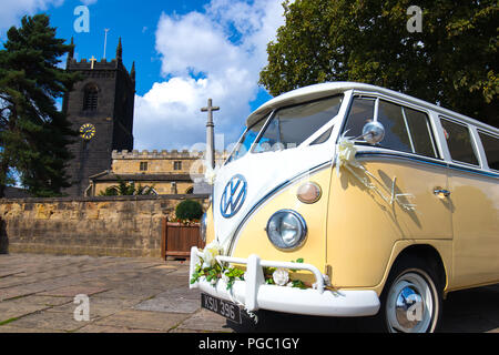 Ein VW split screen Wohnmobil ist als eine Hochzeit Auto in Swillington verwendet Stockfoto