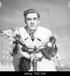 1940 Mann auf einem Fahrrad. Der schwedische Schauspieler Alf Kjellin auf dem Fahrrad halten Sie den Lenker. Schweden 1940. Foto Kristoffersson 157-7 Stockfoto