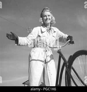 1940 Frau auf einem Fahrrad. Die schwedische Schauspielerin Karin Nordgren hält die Hand zum Zeichen, dass Sie nach rechts geben. Schweden 1940. Foto Kristoffersson 157-12 Stockfoto