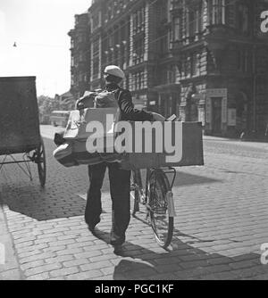 1940 Mann auf einem Fahrrad. Ein Mann transportiert seine Habseligkeiten auf seinem Fahrrad und auf seinem Rücken. Schweden Juni 1940. Foto Kristoffersson 129-15 Stockfoto