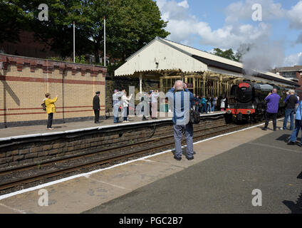 Flying scotsman erreicht den Bahnsteig am Bahnhof Bury Bolton Street auf der East lancashire Heritage Railway in lancashire, großbritannien Stockfoto