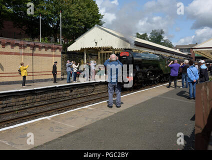 Flying scotsman erreicht den Bahnsteig am Bahnhof Bury Bolton Street auf der East lancashire Heritage Railway in lancashire, großbritannien Stockfoto