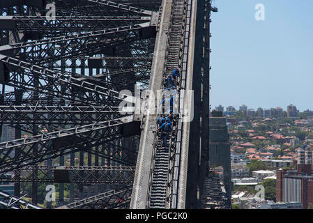 Blick von oben auf die Sydney Harbour Bridge aus Pylon Lookout, mit Brücke Kletterer Stockfoto