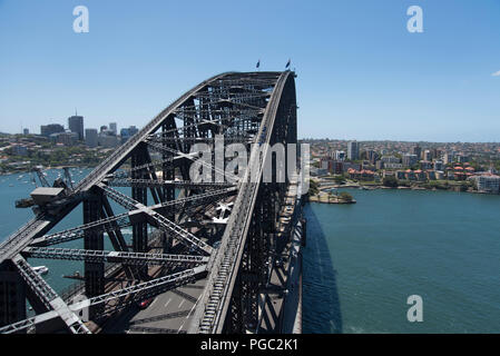 Blick von oben auf die Sydney Harbour Bridge Pylon Lookout aus Stockfoto