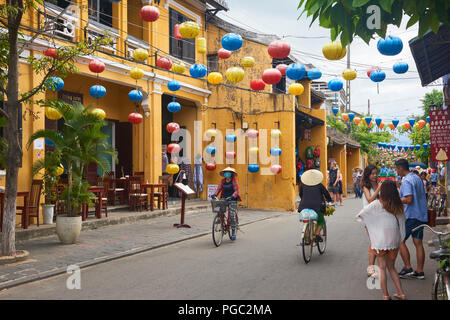 Fahrrad Tour Guides in der UNESCO-geschützten Altstadt von Hoi An, Vietnam. Vom frühen Nachmittag, alle motorisierten Verkehr befindet sich im historischen t verboten Stockfoto