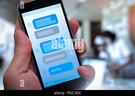 Chatbot Gespräch mit Bildschirm des Smartphones app Interface und künstliche Intelligenz Technologie Verarbeitung virtueller Assistent mit dem Customer Support in Stockfoto