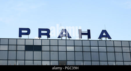 Prag, Tschechische Republik - 28. Juli 2018: Label Praha (Prag" in tschechischer Sprache) am Flughafen Ruzyne, Vaclav Havel, Glas Windows unter. Stockfoto