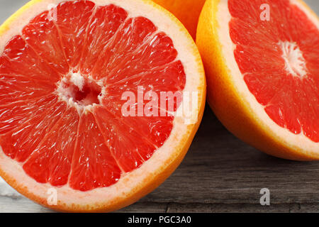 Nahaufnahme von roten Grapefruits halbieren Stockfoto