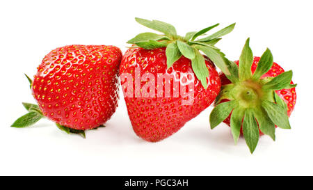 Ganze drei Erdbeeren auf weißem Hintergrund. Stockfoto