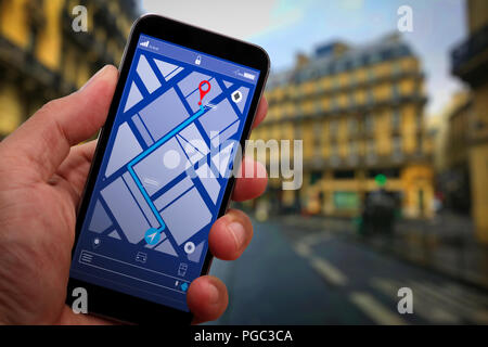 In der Nähe von Touristen mit GPS-Navigation auf dem Smartphone die Anwendung Screen für die Richtung zum Ziel Adresse in der Stadt mit Reise- und Technol Stockfoto