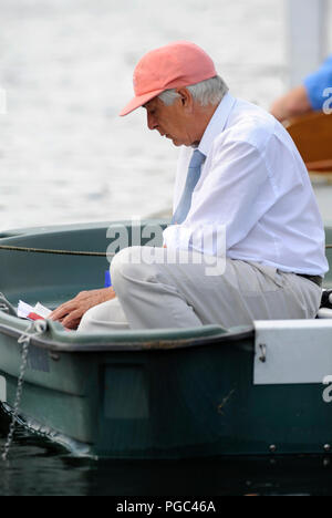 Henley auf Themse, ENGLAND, 03.07.2010, Henley Royal Regatta, Zuschauer, zum Ausleger gebunden, Leander Rosa Kappe, © Peter SPURRIER Stockfoto