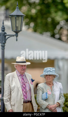 Henley auf Themse, ENGLAND, 05.07.2015, Henley Royal Regatta, Ältere paar Zuschauer, Phyllis Gerichte Club, Gehäuse © Peter SPURRIER Stockfoto