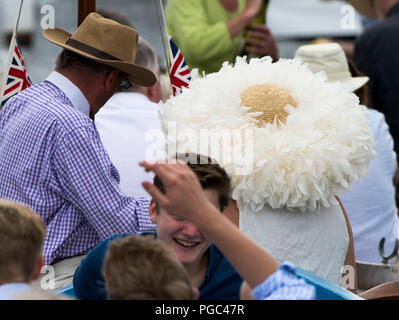 Henley auf Themse, ENGLAND, 05.07.2015, Henley Royal Regatta, Stroh und Weiße Feder Hut, © Peter SPURRIER Stockfoto