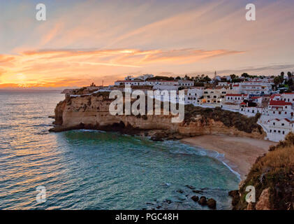 Portugal, Algarve, Praia Carvoeiro bei Sonnenuntergang Stockfoto