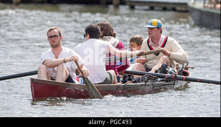 Henley auf Themse, ENGLAND, 03.07.2016, Henley Royal Regatta, Familienausflug, kleine Skiff, © Peter SPURRIER Stockfoto