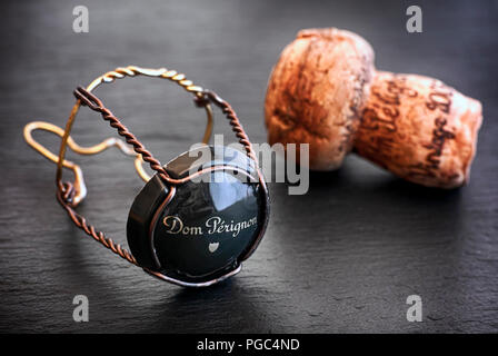 Tambow, Russland - 19 August 2018 Dom Perignon Champagner, Kork und muselet mit Kappe auf schwarzem Hintergrund. Studio gedreht. Stockfoto