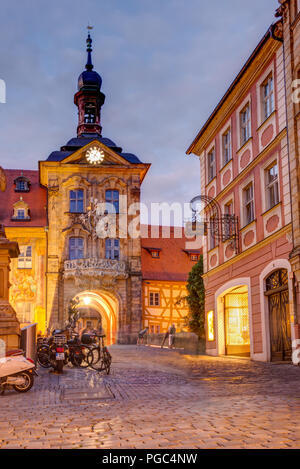 BAMBERG, Deutschland - Juni 19: Beleuchtete Altes Rathaus in Bamberg, die am 19. Juni 2018. Das historische Rathaus wurde im 14. Jahrhundert erbaut. Stockfoto