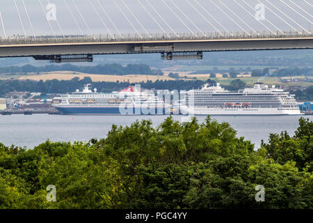 Kreuzfahrt auf dem Fluss, die weiter durch die Brücken eingerahmt Stockfoto