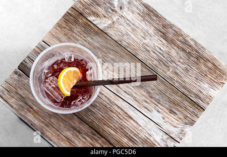 Frisches Eis kalten Drink in der Ansicht von oben auf alten Holztisch. Stockfoto