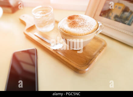 Kaffee am Morgen in warmen Farben Beleuchtung sanftes Gefühl weicher und Unschärfe Ton. Stockfoto