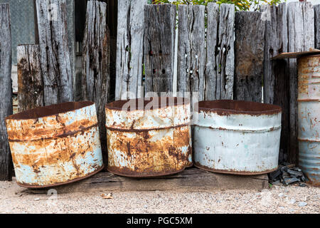 Recycling und altes Ölfass Bügeleisen tank wiederverwenden. Stockfoto