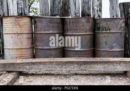 Recycling und altes Ölfass Bügeleisen tank wiederverwenden. Stockfoto