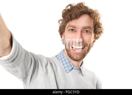 Eine junge Laughing Man macht eine selfi vor einem weißen Hintergrund Stockfoto