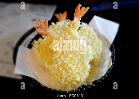Japanische frittierte Garnelen oder Tempura ebi Foto im Hallenbad sehr geringe Beleuchtung. Stockfoto