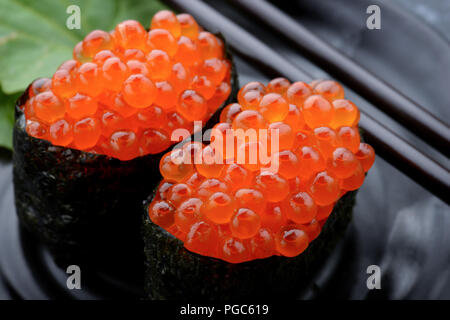 Lachs Rogen Sushi im japanischen Stil eingerichtet. Stockfoto
