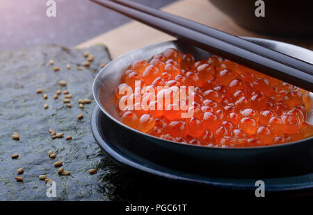 Lachs Rogen in Metall Schale zum Kochen. Stockfoto