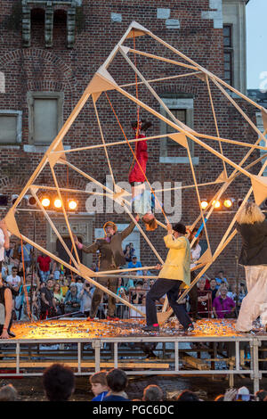 Krakau, Polen - Juli 7, 2018: Leistung von Schaum Tage durch die enigineering Theater AKHE am 31 Straße durchgeführt - Internationales Festival der Straße T Stockfoto