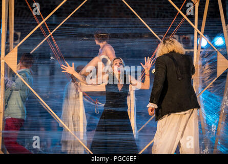 Krakau, Polen - Juli 7, 2018: Leistung von Schaum Tage durch die enigineering Theater AKHE am 31 Straße durchgeführt - Internationales Festival der Straße T Stockfoto