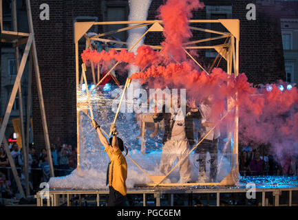 Krakau, Polen - Juli 7, 2018: Leistung von Schaum Tage durch die enigineering Theater AKHE am 31 Straße durchgeführt - Internationales Festival der Straße T Stockfoto