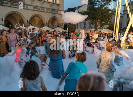 Krakau, Polen - Juli 7, 2018: Leistung von Schaum Tage durch die enigineering Theater AKHE am 31 Straße durchgeführt - Internationales Festival der Straße T Stockfoto