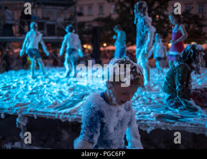 Krakau, Polen - Juli 7, 2018: Leistung von Schaum Tage durch die enigineering Theater AKHE am 31 Straße durchgeführt - Internationales Festival der Straße T Stockfoto