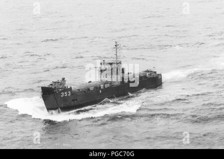 Antenne Anschluss Bow View der Taiwanesischen medium Landung Schiff MEI PENG (LSM-353) im Gange. Das schiff ist der ehemalige U.S. Navy LSM-1 Klasse LSM-471. Stockfoto