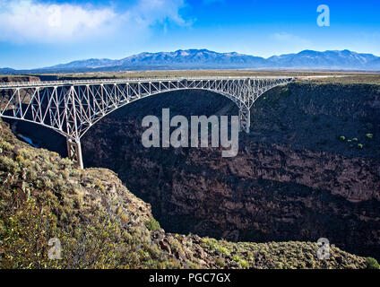 Der Rio Grande Canyon und die Brücke in der Nähe von Taos New Mexico. Stockfoto