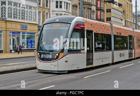 Ein EDINBURGH Schottland Edinburgh Tram an der Princes Street in Edinburgh PARK LOGO Stockfoto