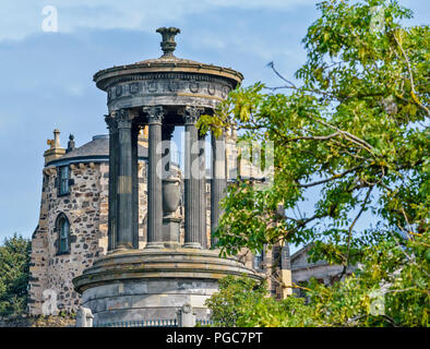 EDINBURGH SCHOTTLAND CALTON HILL DUGALD STEWART DENKMAL VOR DER ALTEN STERNWARTE GEBÄUDE Stockfoto