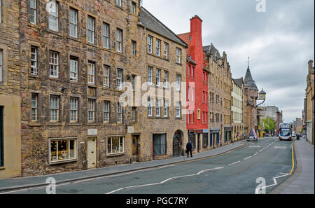 Schottland Edinburgh Royal Mile CANONGATE UND BLICK NACH UNTEN MIT DER UHR MAUTSTELLE TAVERNE Stockfoto