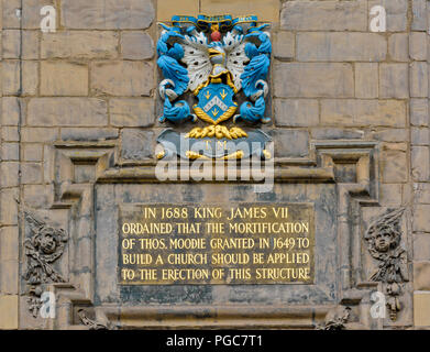 Schottland Edinburgh Royal Mile CANONGATE UND PLAKETTE AN DER WAND VON CANONGATE KIRK 1688 König James VII. Stockfoto