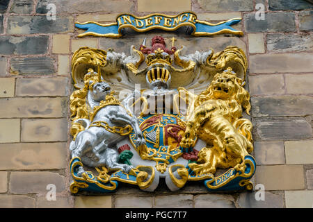 Schottland Edinburgh Royal Mile CANONGATE UND PLAKETTE AN DER WAND DES KÖNIGLICHEN WAPPEN IN DER VERTEIDIGUNG CANONGATE KIRK Stockfoto