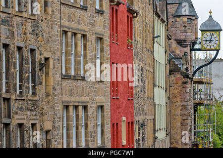 Schottland Edinburgh Royal Mile CANONGATE UND ROTEN HAUS UND DIE UHR AUF MAUTSTELLE TAVERNE Stockfoto