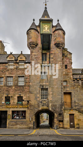 Schottland Edinburgh Royal Mile CANONGATE UND MAUTSTELLE TAVERNE und Türmchen Stockfoto