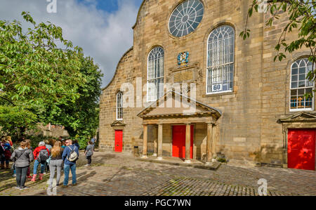 EDINBURGH SCHOTTLAND CANONGATE KIRK ODER KIRCHE IN DER ROYAL MILE MIT TOURISTISCHEN GRUPPE Stockfoto