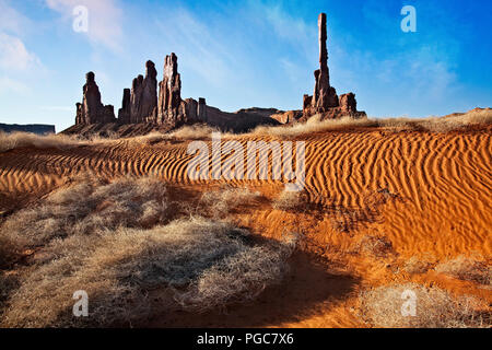 Der Totempfahl und Yei Bi Chei Tänzer.  Monument Valley Navajo Nation, Arizona. Stockfoto