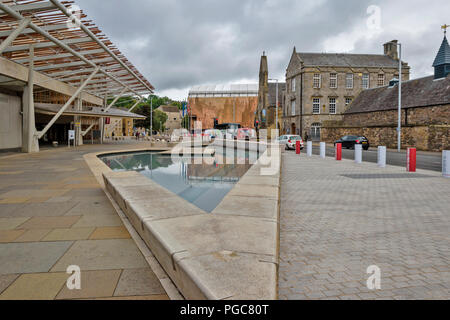 EDINBURGH SCHOTTLAND HORSE WYND und Schottisches Parlamentsgebäude und DREIECKIGEN WASSERSPIEL Stockfoto