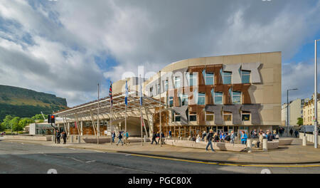 EDINBURGH SCHOTTLAND HORSE WYND UND SCHOTTISCHES PARLAMENTSGEBÄUDE ARTHURS SEAT IN DER FERNE Stockfoto